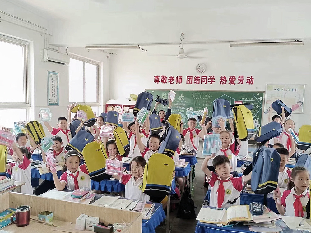 华夏小学文具捐赠